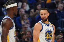 库里焦点对战，Ning与90激战加拿大队分钟，比赛局势复杂胜负难料！